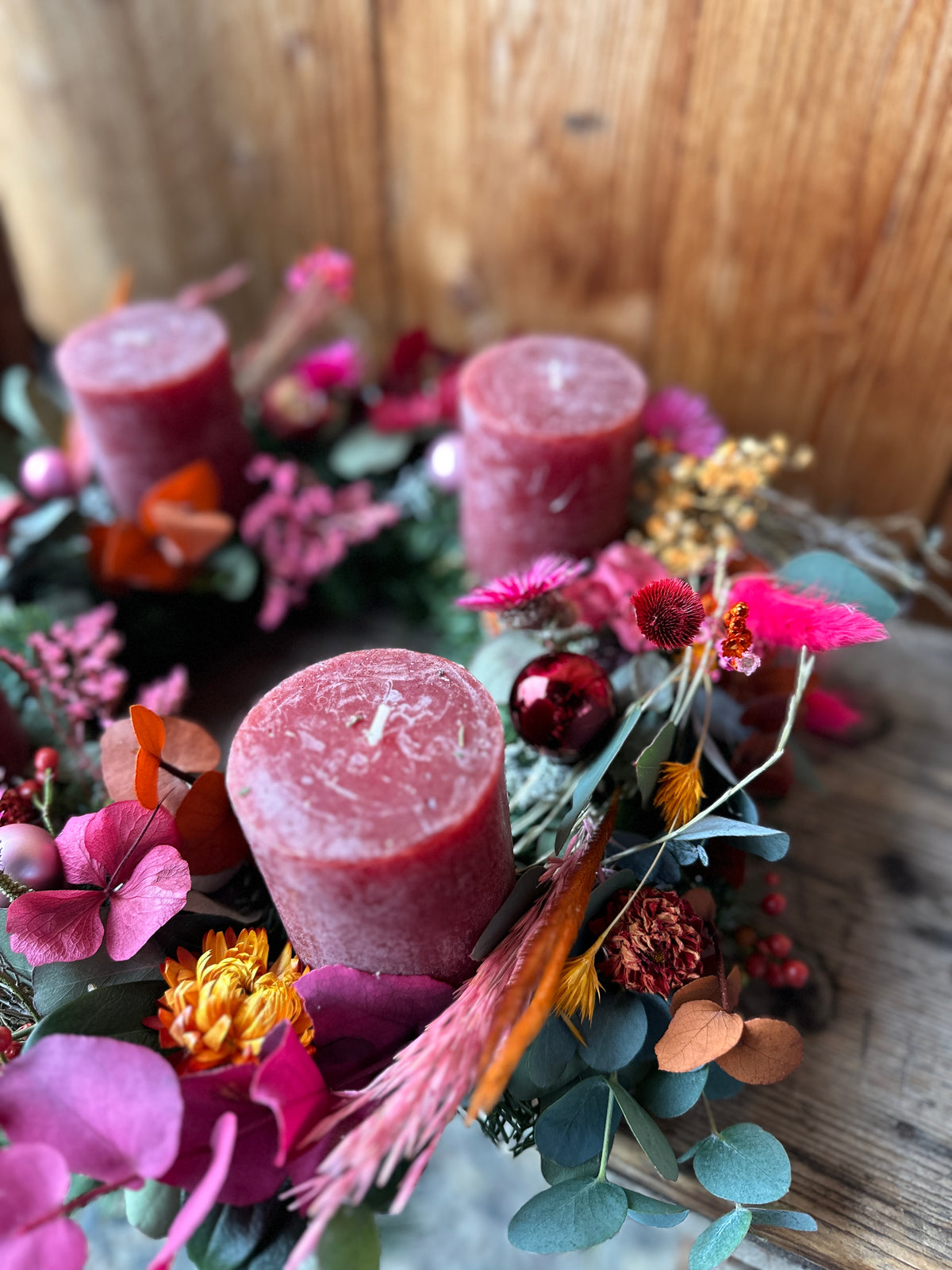 Advent wreath Berry Chic with dried flowers & eucalyptus – Red candles & berry tones