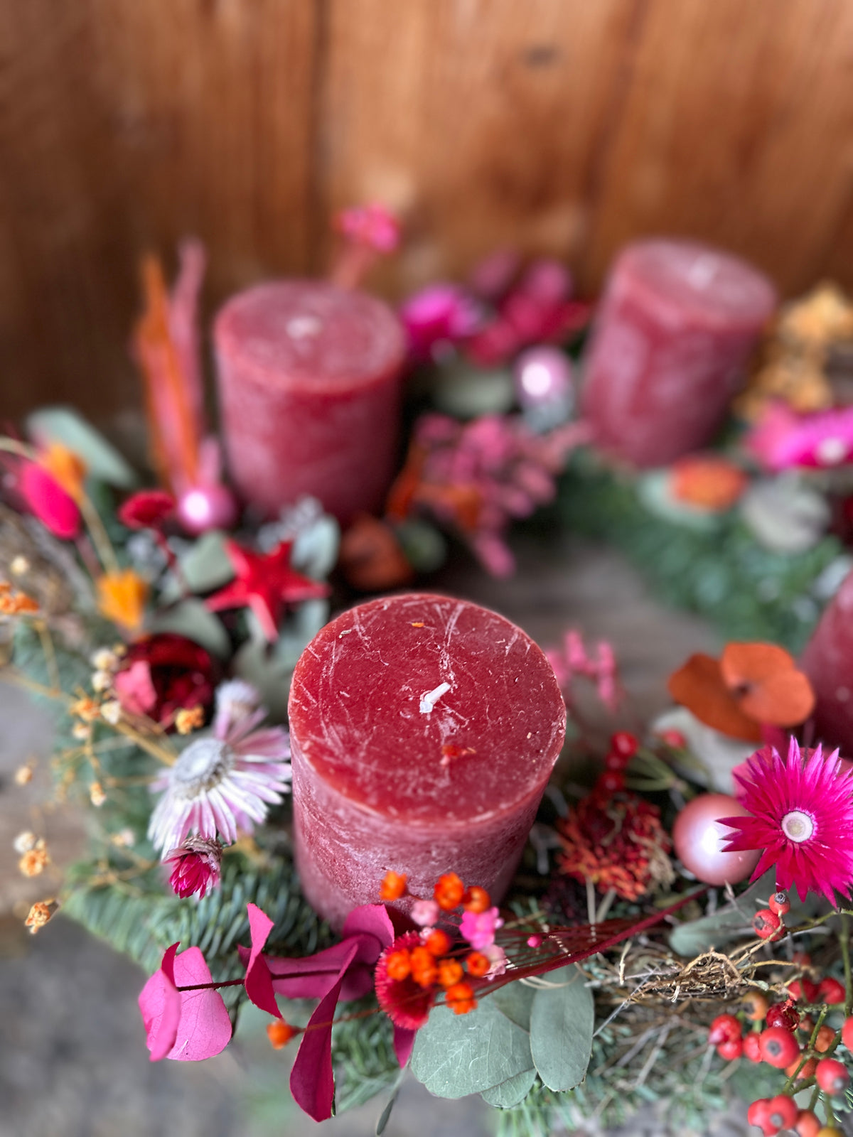 Advent wreath Berry Chic with dried flowers & eucalyptus – Red candles & berry tones