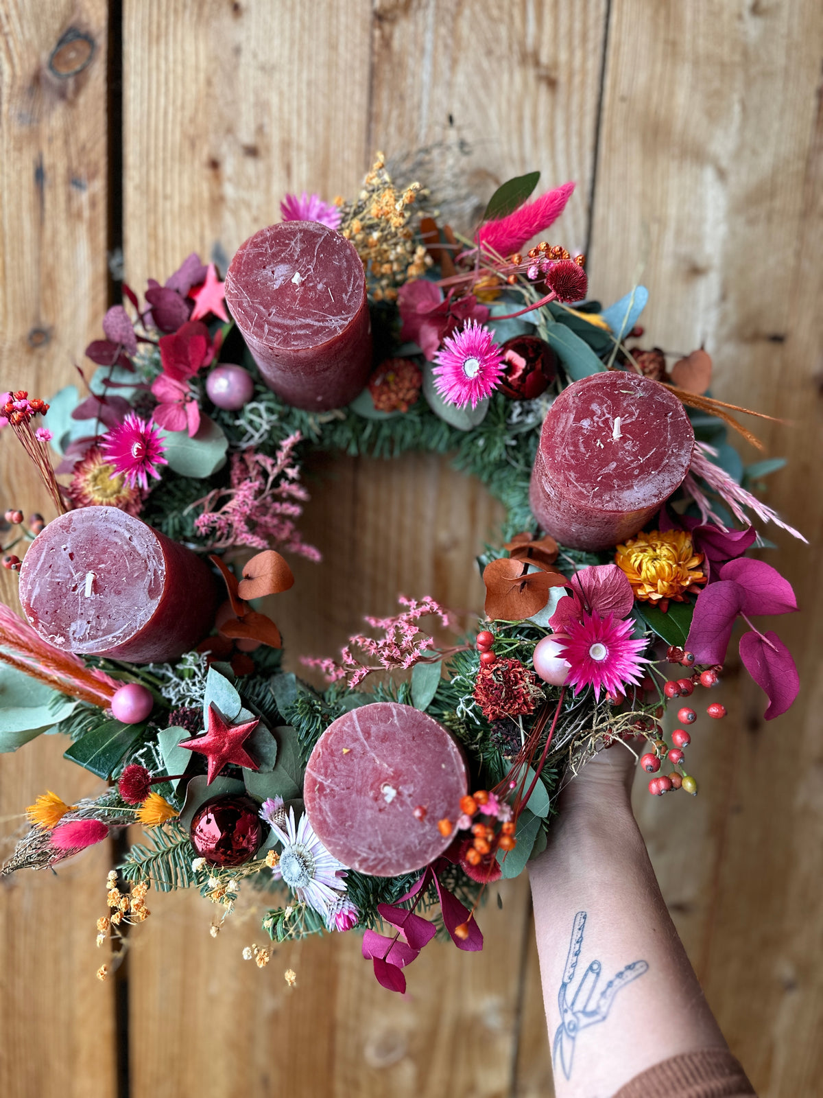 Advent wreath Berry Chic with dried flowers & eucalyptus – Red candles & berry tones