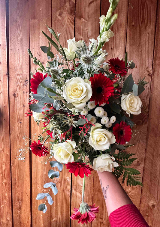 Trauerbouquet Red Grace – Rosen, Gerbera & Eukalyptus in Rot-Weiß