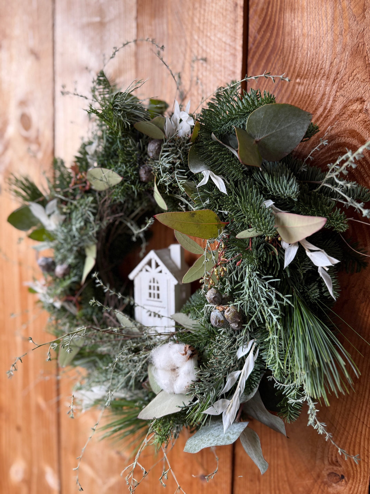 Winterkranz Snowy Cottage – Türkranz mit Häuschen & Baumwolle