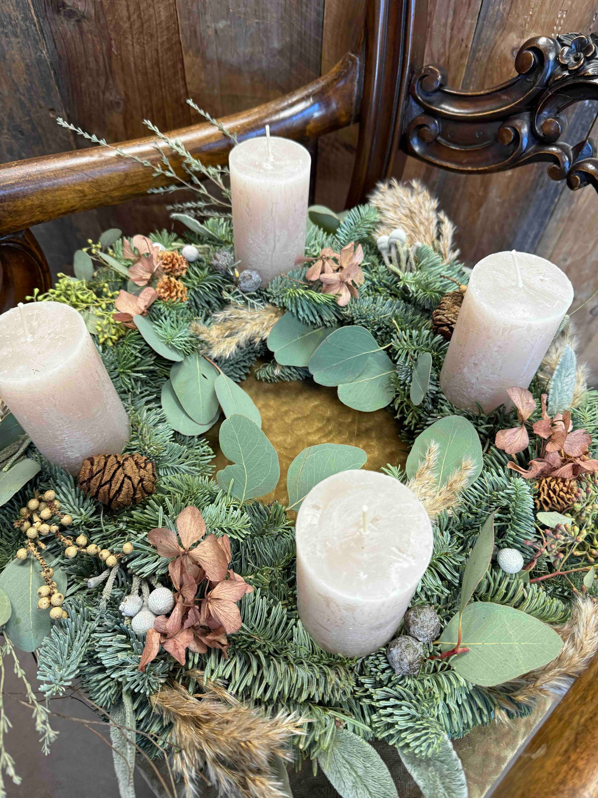 Natural Boho Advent wreath with dried flowers, moss & eucalyptus – Beige candles