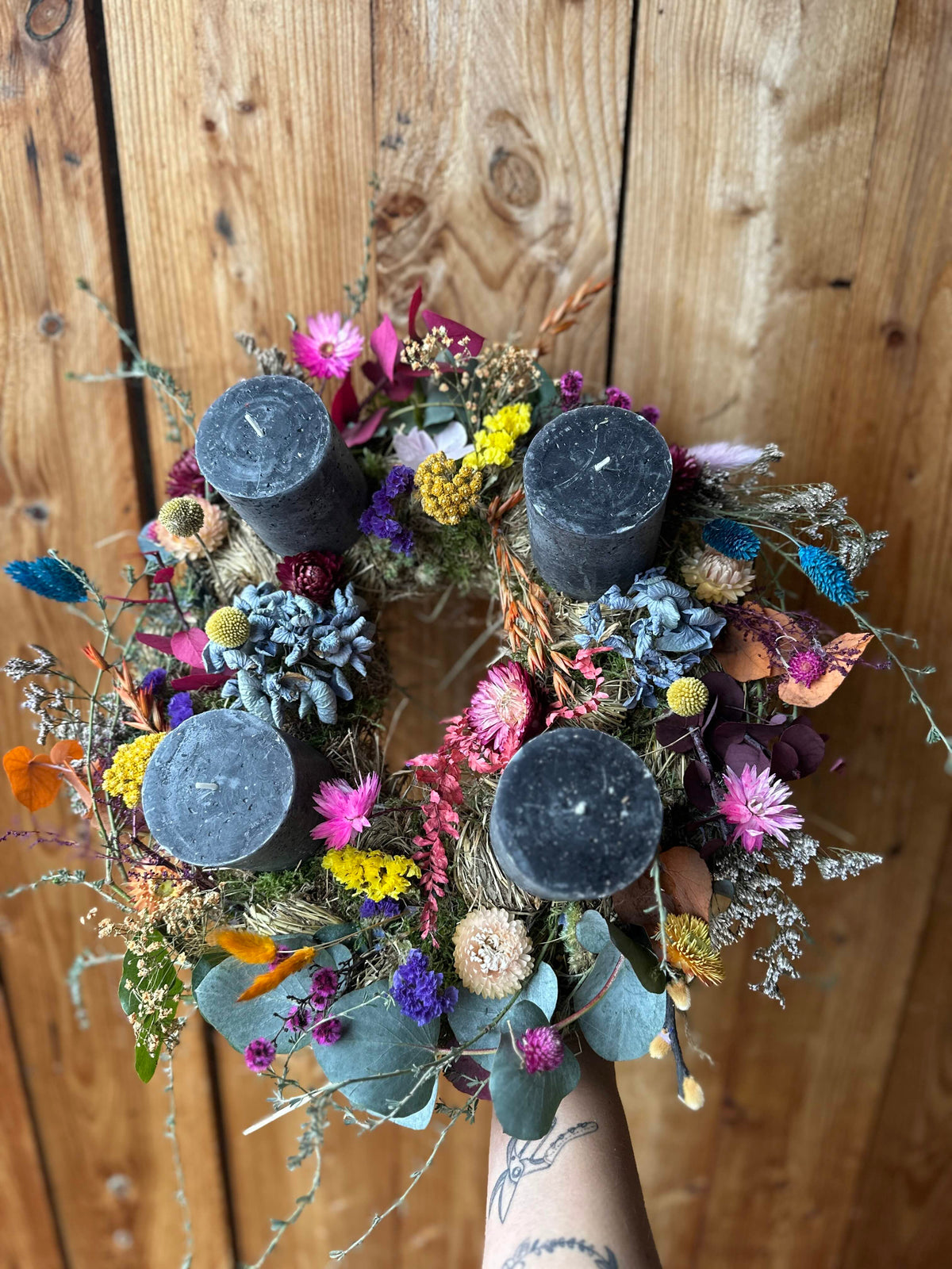Advent wreath, colorful boho style, with dried flowers and eucalyptus – grey candles