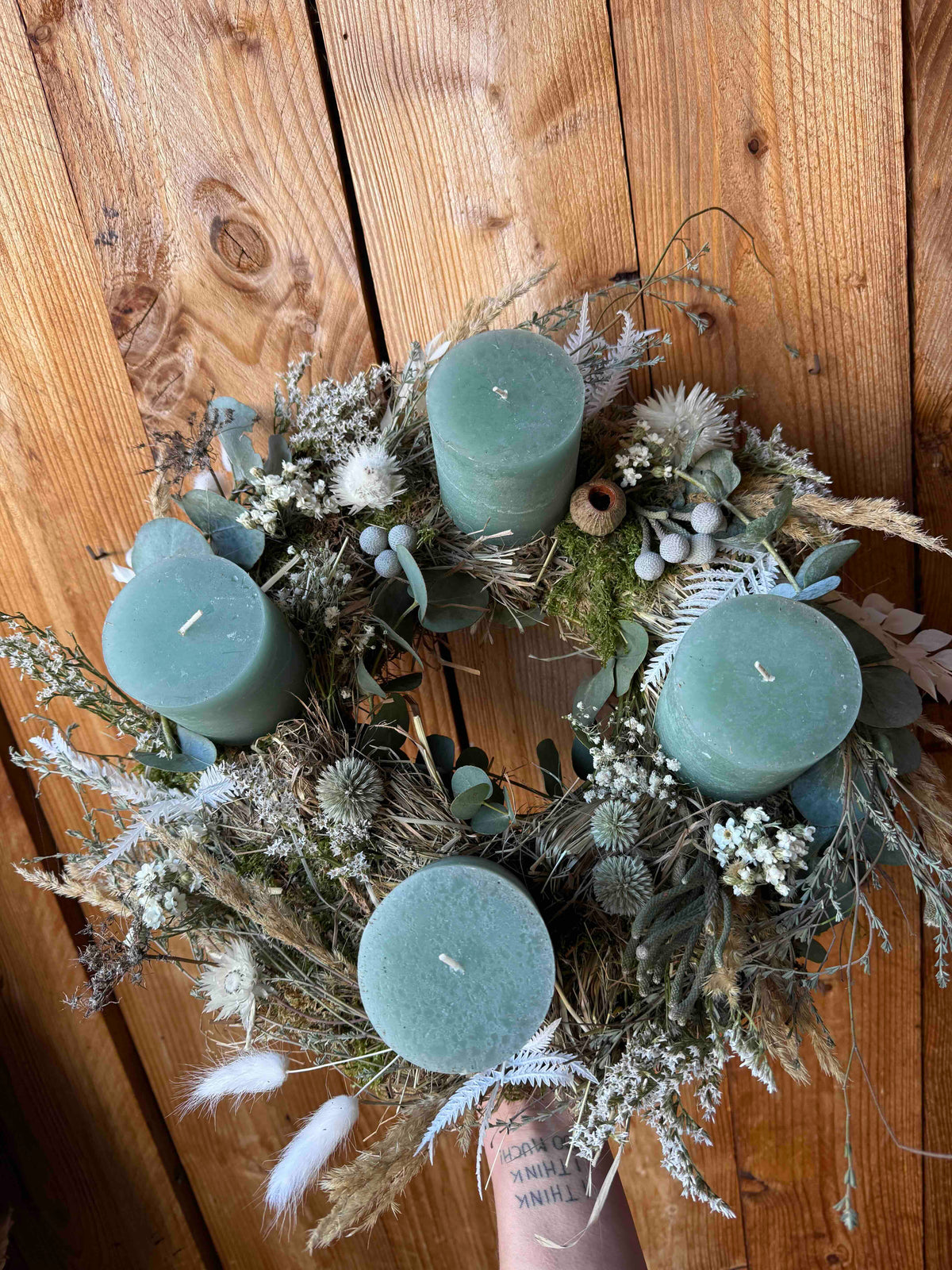 Scandinavian chic Advent wreath with dried flowers & eucalyptus – grey-green candles