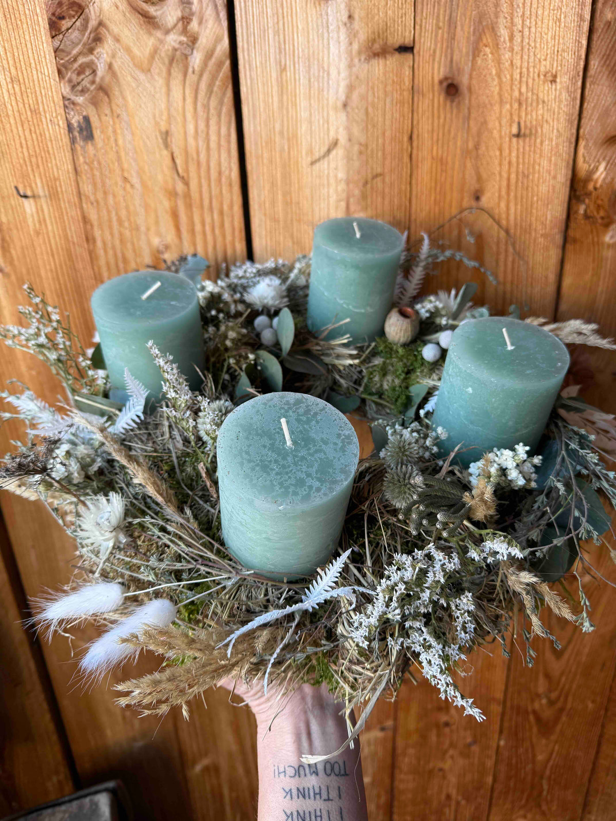Scandinavian chic Advent wreath with dried flowers & eucalyptus – grey-green candles