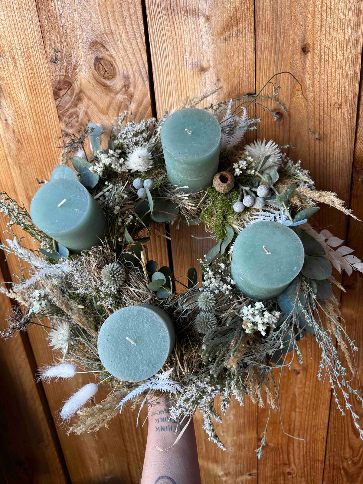 Scandinavian chic Advent wreath with dried flowers & eucalyptus – grey-green candles