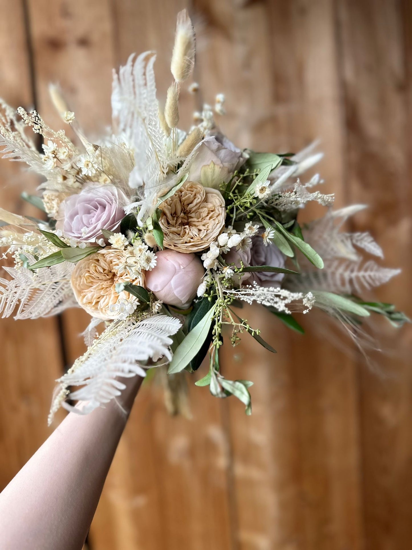 Brautstrauß Romantic Chic – Trockenblumen & Infinity Rosen Creme-Flieder