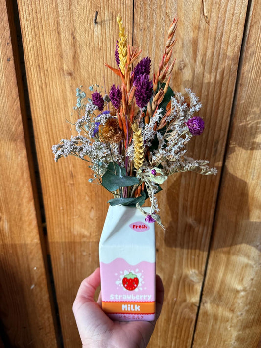 Bunter Trockenblumenstrauß in Vase zum Geburtstag