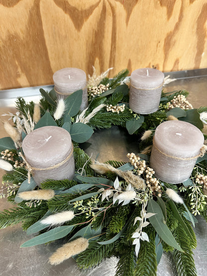 Adventskranz Skandi Natural mit Eukalyptus & Trockenblumen – Grau Beige