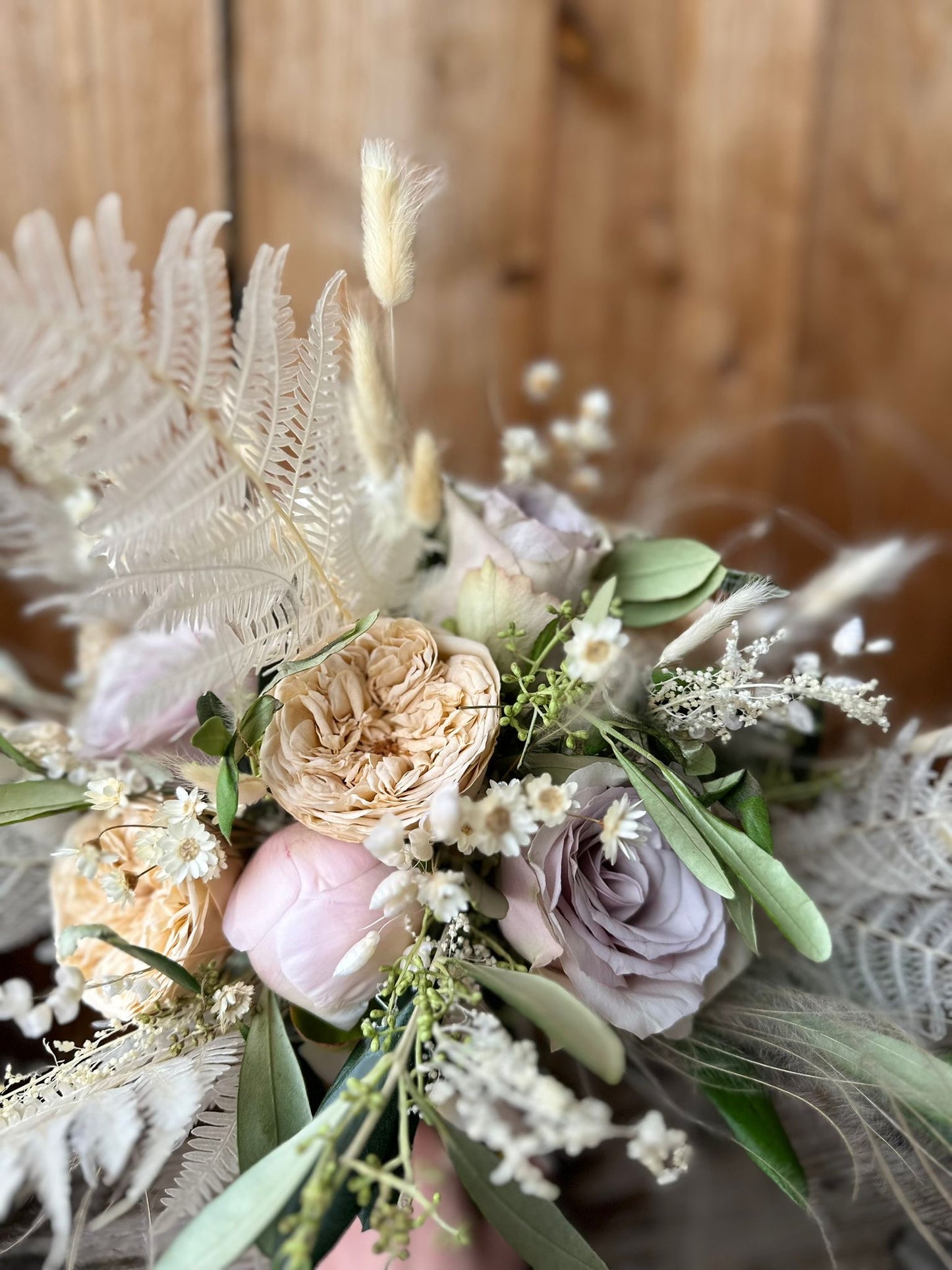 Brautstrauß Romantic Chic – Trockenblumen & Infinity Rosen Creme-Flieder