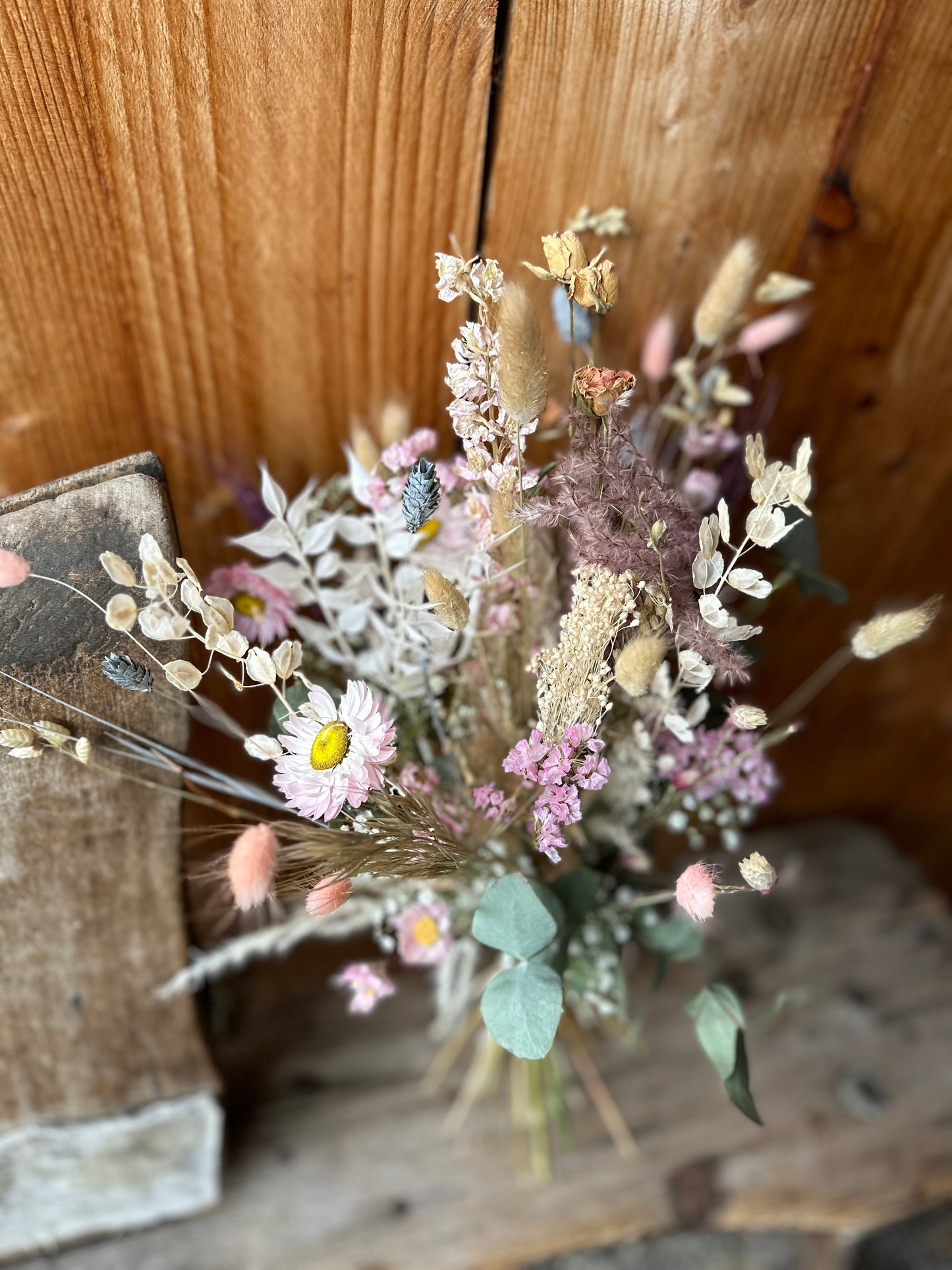 Trockenblumenstrauß Boho Natural – Rosa, Creme & Eukalyptus