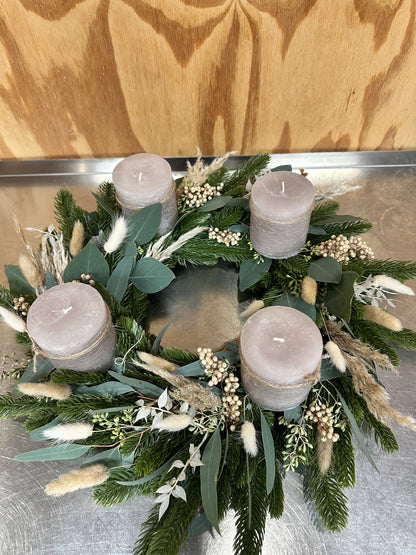 Adventskranz Skandi Natural mit Eukalyptus & Trockenblumen – Grau Beige