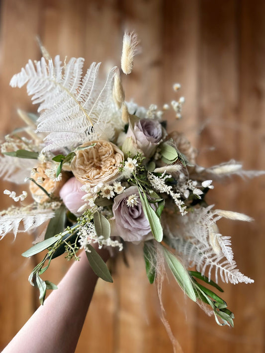 Brautstrauß Romantic Chic – Trockenblumen & Infinity Rosen Creme-Flieder