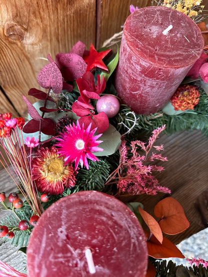 Adventskranz Berry Chic mit Trockenblumen & Eukalyptus – Rote Kerzen & Beerentöne