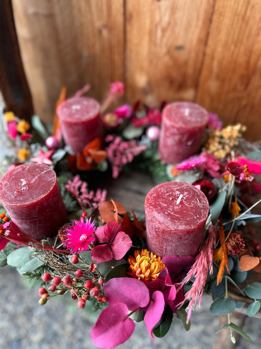 Adventskranz Berry Chic mit Trockenblumen & Eukalyptus – Rote Kerzen & Beerentöne