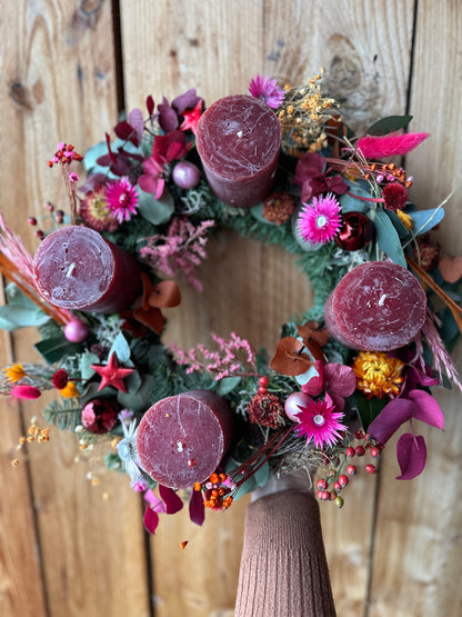 Adventskranz Berry Chic mit Trockenblumen & Eukalyptus – Rote Kerzen & Beerentöne