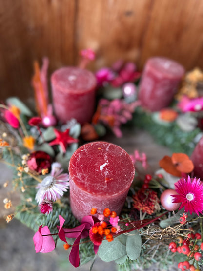 Adventskranz Berry Chic mit Trockenblumen & Eukalyptus – Rote Kerzen & Beerentöne