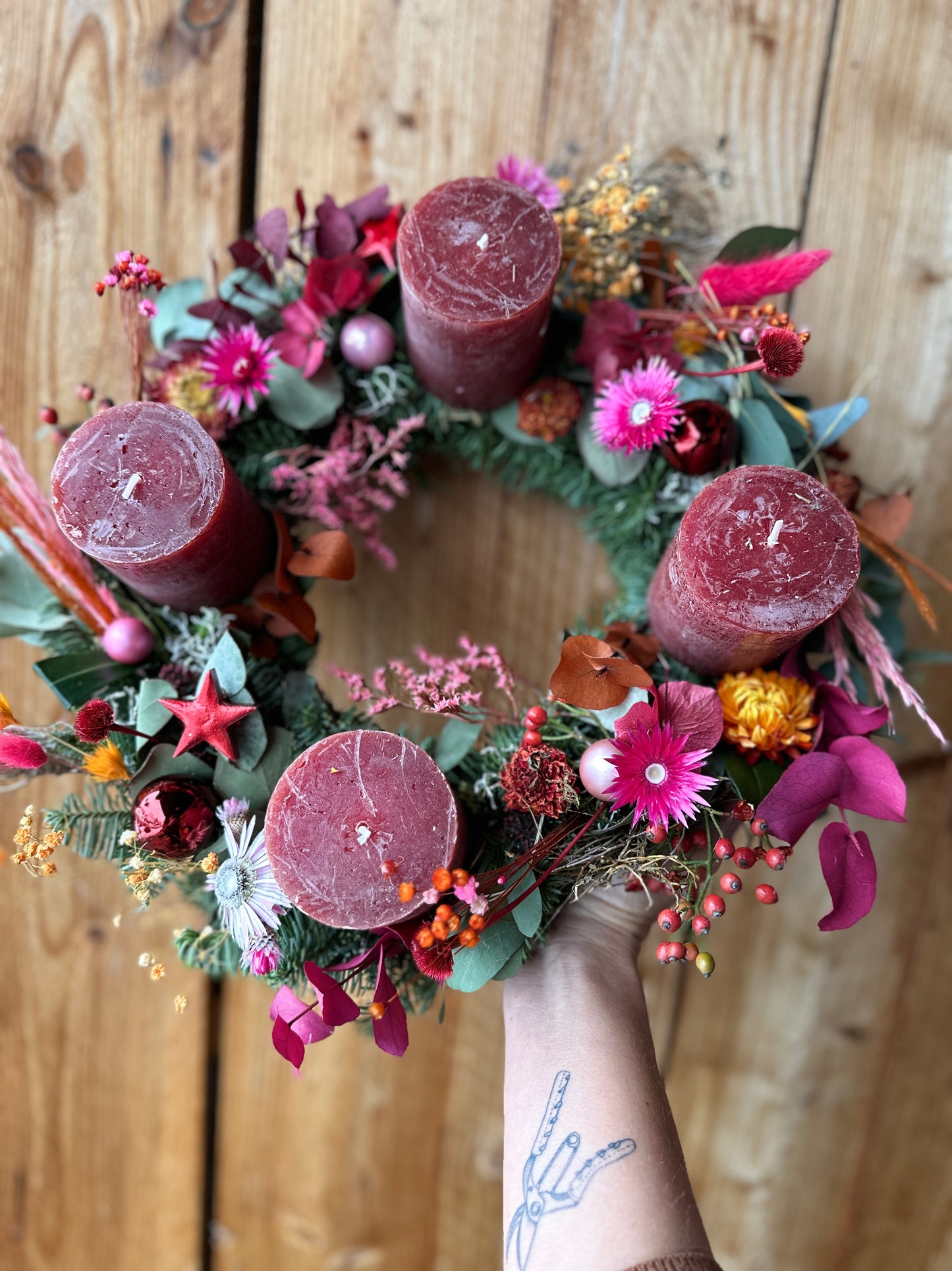 Adventskranz Berry Chic mit Trockenblumen & Eukalyptus – Rote Kerzen & Beerentöne