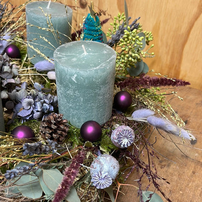 Adventskranz Luxury Scandi mit Eukalyptus & Trockenblumen – Blaugraue Kerzen