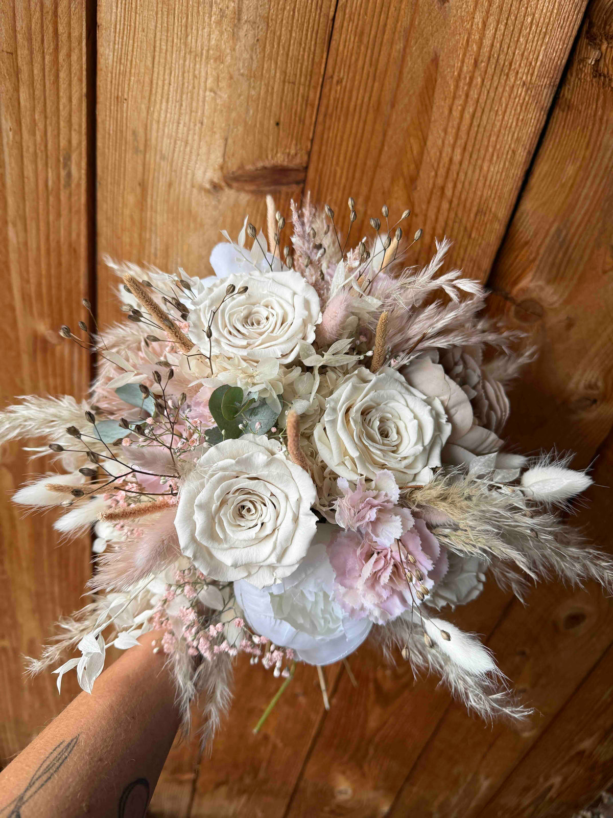 Brautstrauß Boho mit Trockenblumen & Rosen in Creme und Rosé