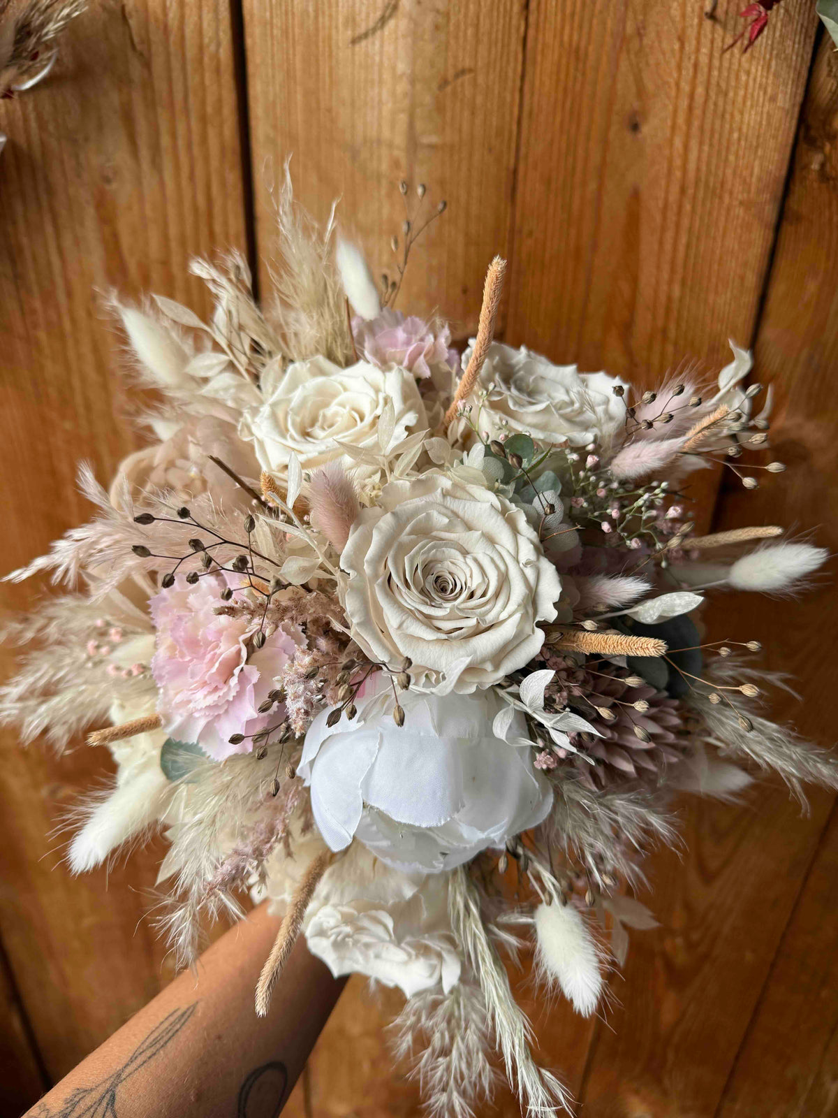 Brautstrauß Boho mit Trockenblumen & Rosen in Creme und Rosé
