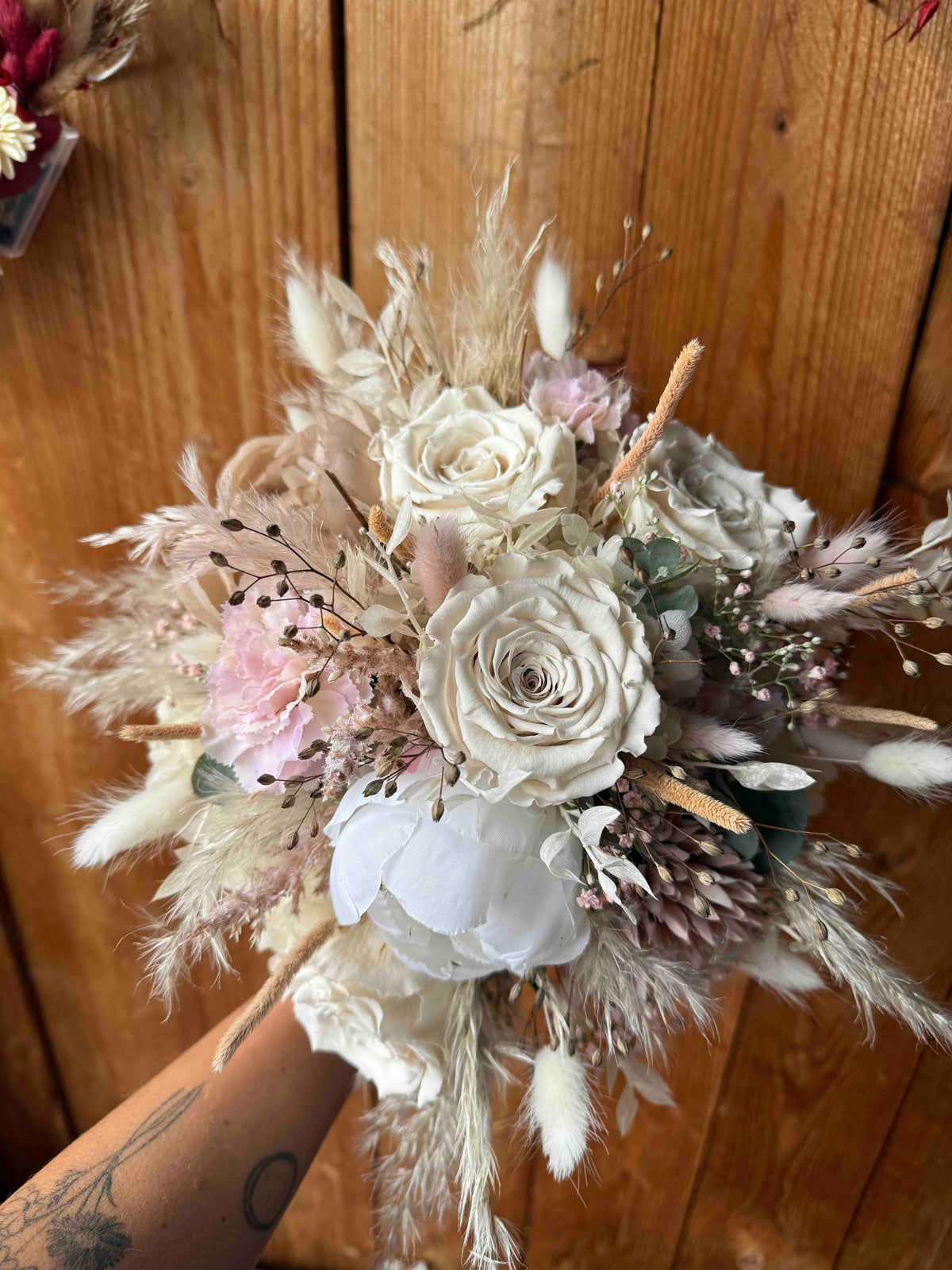 Brautstrauß Boho mit Trockenblumen & Rosen in Creme und Rosé