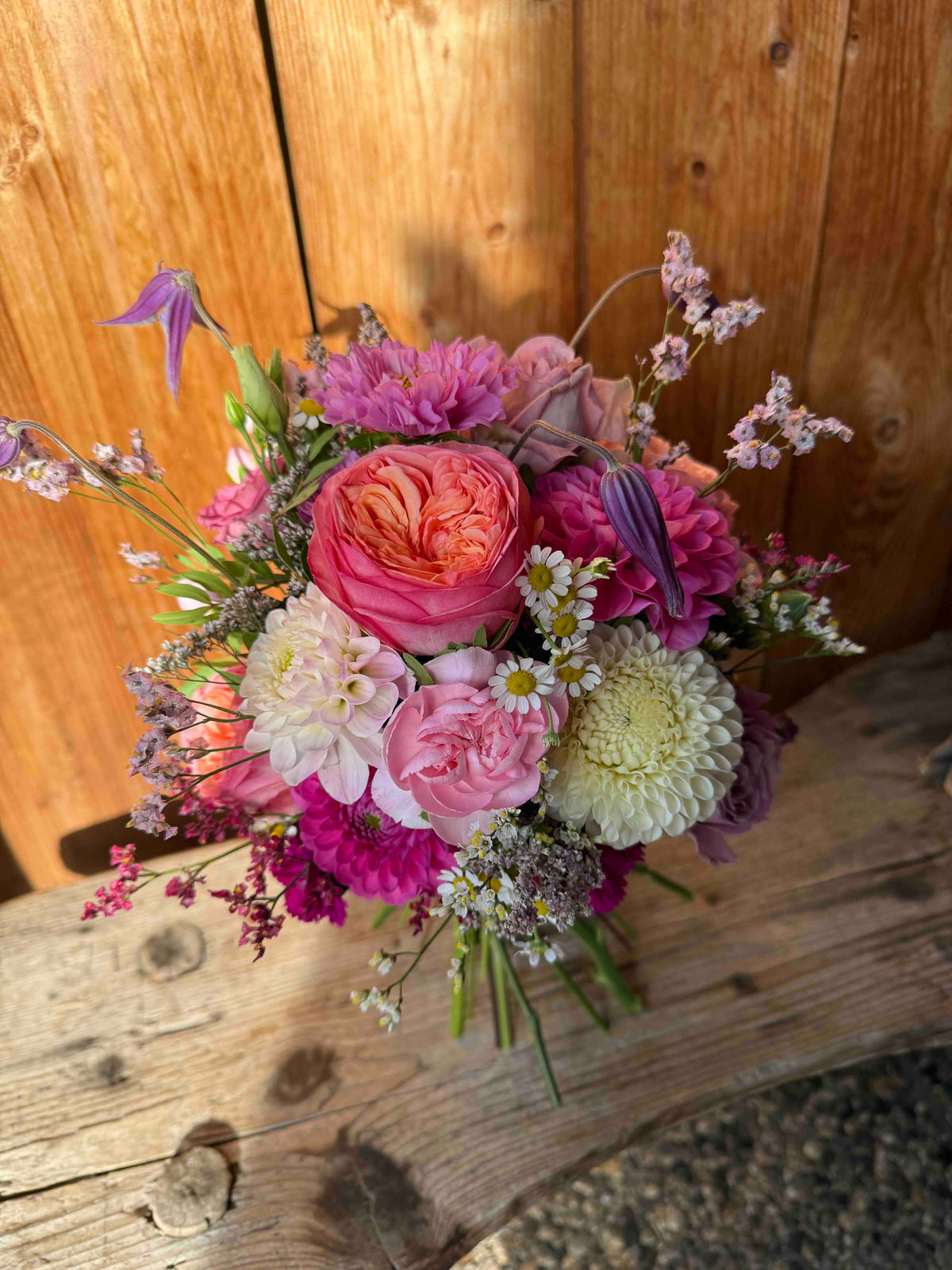 Sommerbrautstrauß mit Dahlien & Rosen in Pink und Rosé