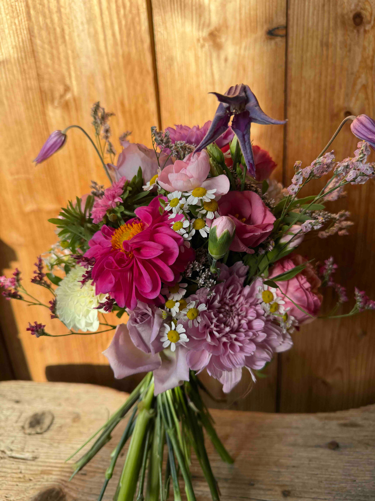 Sommerbrautstrauß mit Dahlien & Rosen in Pink und Rosé