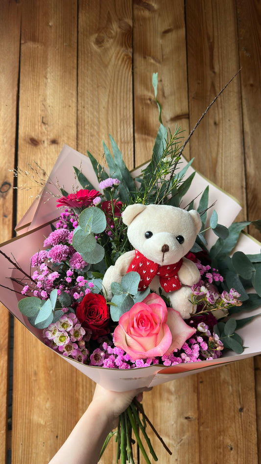 Valentinstagsstrauß mit Rosen, Eukalyptus & Teddy in Rosa-Rot