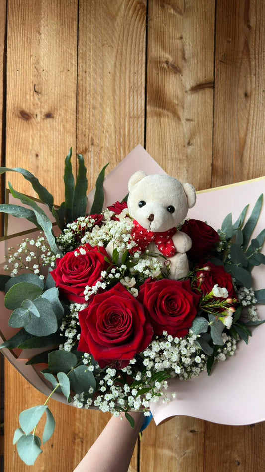 Valentinstagsstrauß mit Rosen, Eukalyptus & Teddy in Rosa-Rot