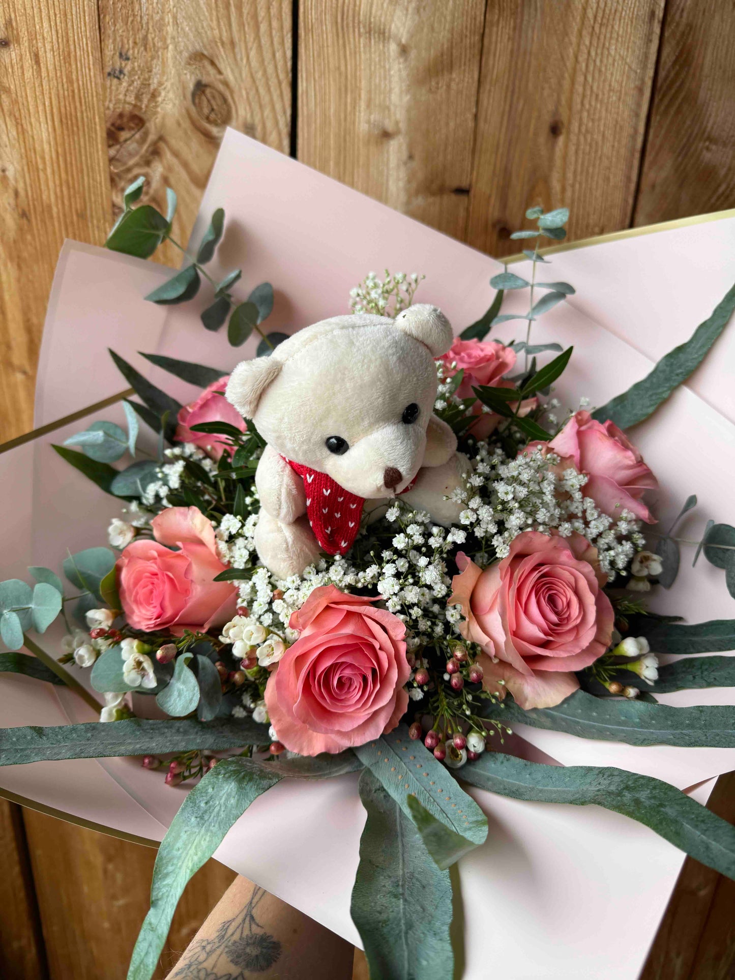 Teddy Strauß mit Rosen, Eukalyptus in Rosa-Rot