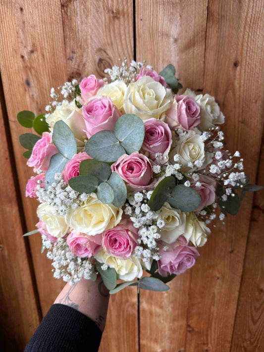 Valentinstagsstrauß mit rosa & weißen Rosen und Eukalyptus