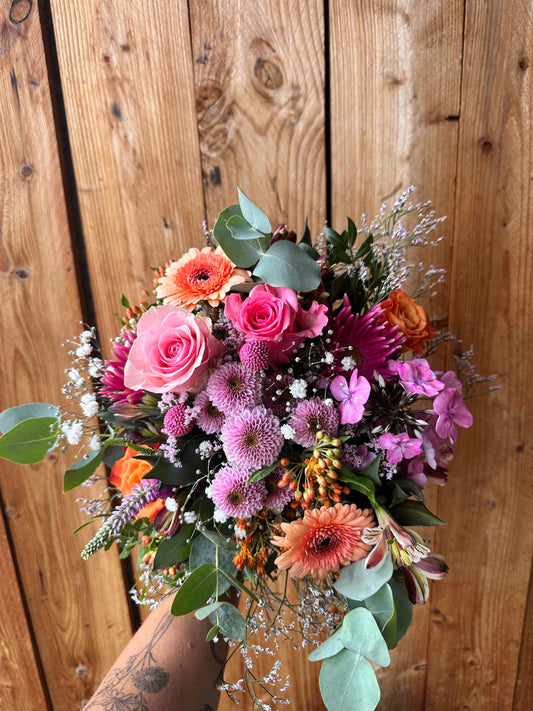 Rosenstrauß Blush & Apricot – Rosen, Lisianthus & Eukalyptus