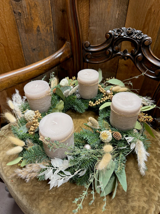 Adventskranz Sandstone Elegance – Naturkranz mit beige Kerzen