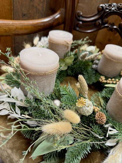 Adventskranz Sandstone Elegance – Naturkranz mit beige Kerzen
