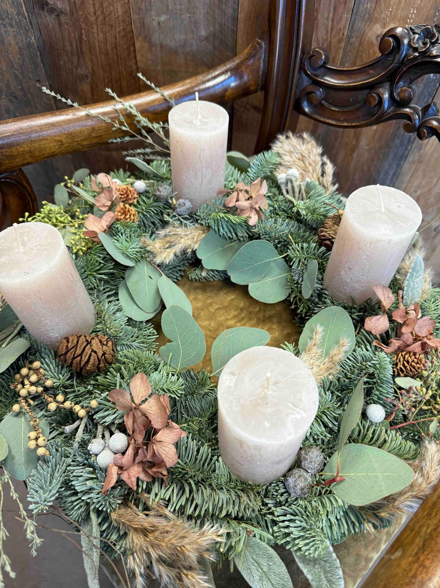 Adventskranz Natural Boho mit Trockenblumen, Moos & Eukalyptus – Beige Kerzen