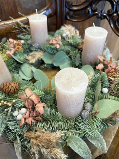 Adventskranz Natural Boho mit Trockenblumen, Moos & Eukalyptus – Beige Kerzen
