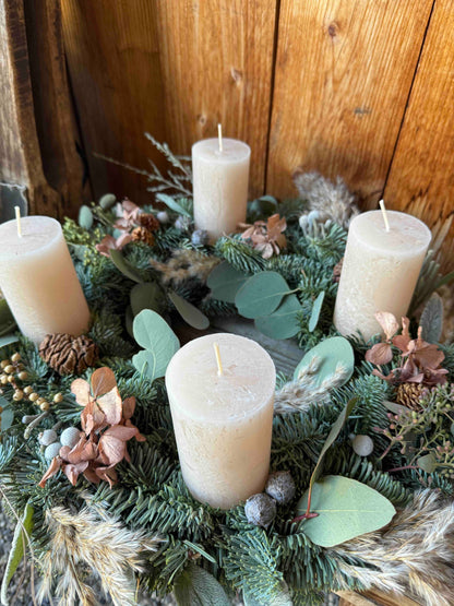 Adventskranz Natural Boho mit Trockenblumen, Moos & Eukalyptus – Beige Kerzen