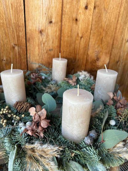 Adventskranz Natural Boho mit Trockenblumen, Moos & Eukalyptus – Beige Kerzen