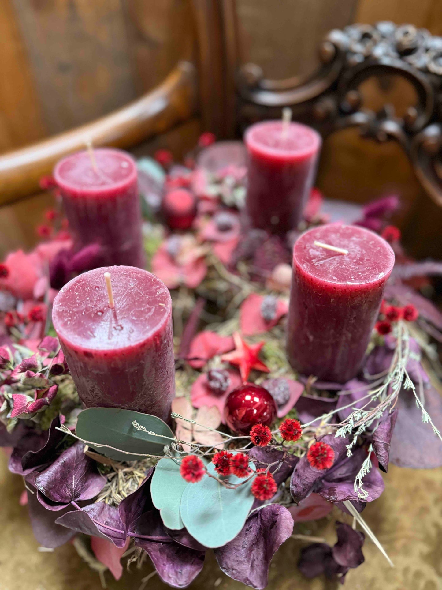 Adventskranz Berry Velvet – Bordeaux Kerzen & Trockenblumen