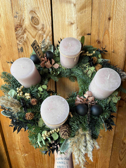 Adventskranz Modern mit Eukalyptus, Trockenblumen & Schwarz – Rosenholz
