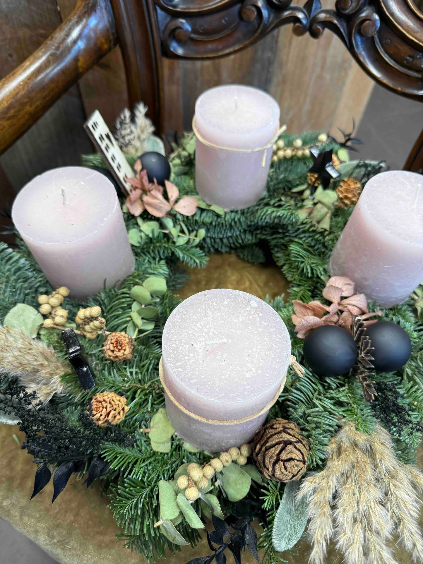 Adventskranz Modern mit Eukalyptus, Trockenblumen & Schwarz – Rosenholz