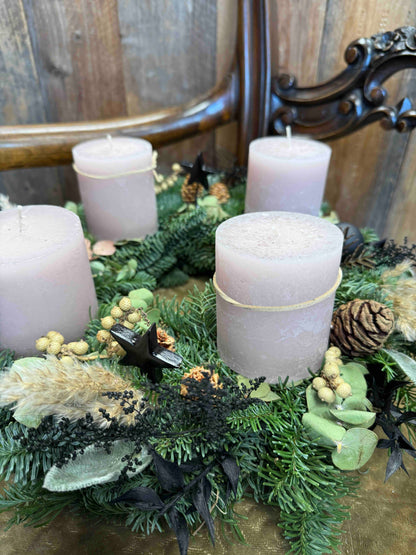 Adventskranz Modern mit Eukalyptus, Trockenblumen & Schwarz – Rosenholz