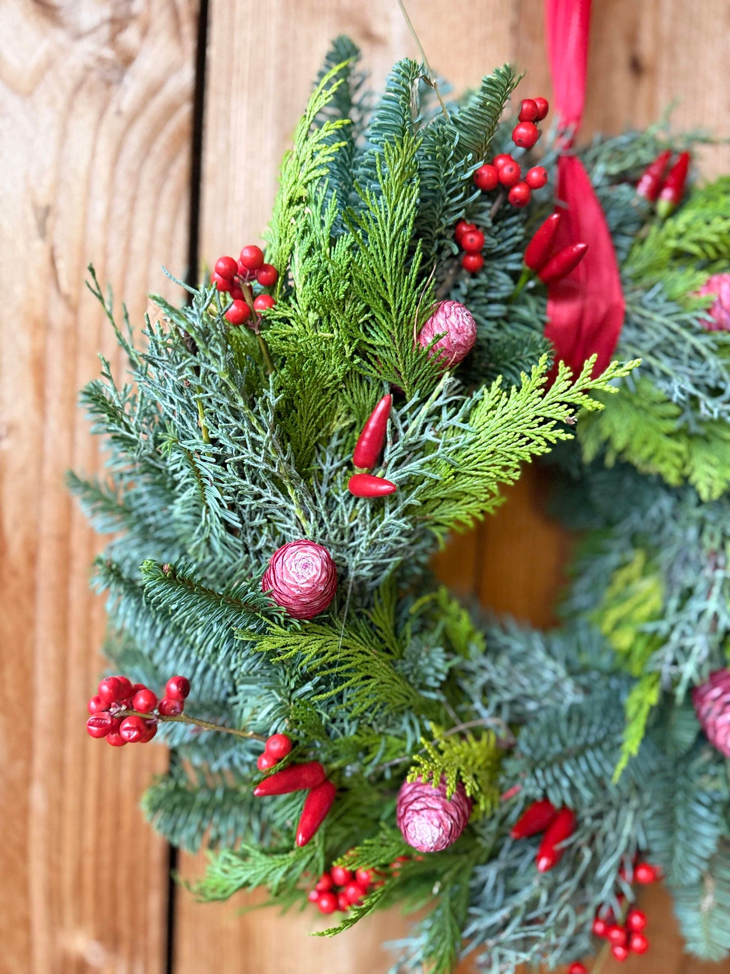 Winterkranz Classic Red mit Koniferen, Zapfen & roten Beeren