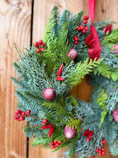 Winterkranz Classic Red mit Koniferen, Zapfen & roten Beeren