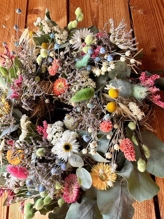 Frühlingskranz mit Trockenblumen, Eukalyptus & Wildblumen