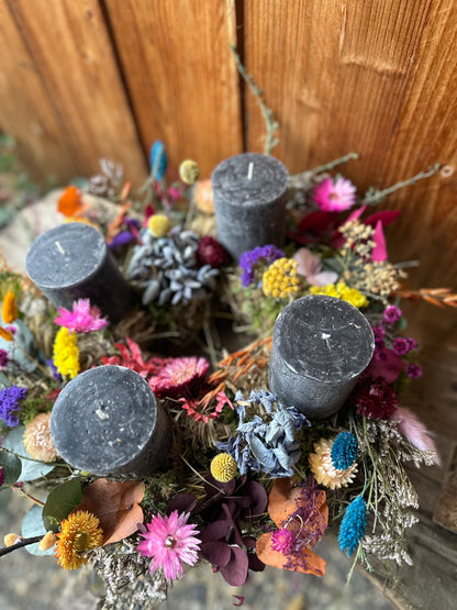 Adventkranz Colorful Boho mit Trockenblumen & Eukalyptus – Graue Kerzen