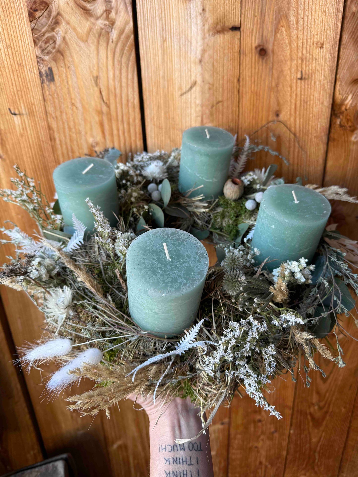 Adventkranz Skandi Chic mit Trockenblumen & Eukalyptus – Graugrüne Kerzen