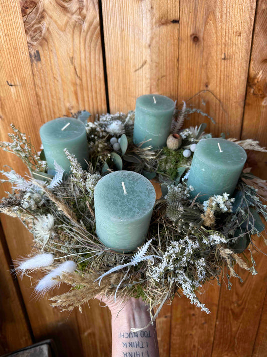 Adventkranz Skandi Chic mit Trockenblumen & Eukalyptus – Graugrüne Kerzen